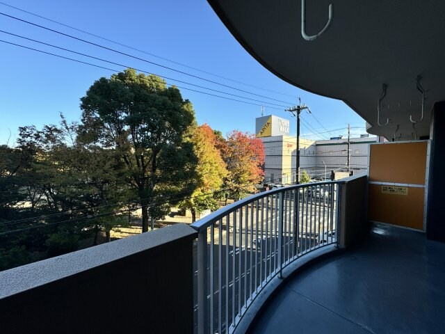 物件内観写真14　(バルコニーからアピタが見えます。)