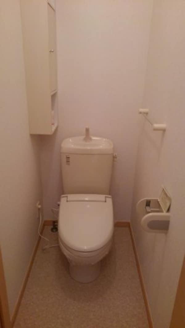 トイレ(落ち着いた色調のトイレです)