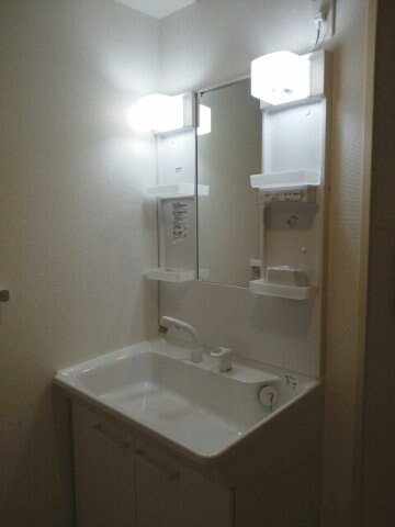 物件内観写真8　(明るい洗面所です)