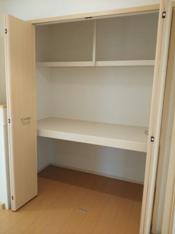物件内観写真10　(大きなスペースがあり、収納には困りません)