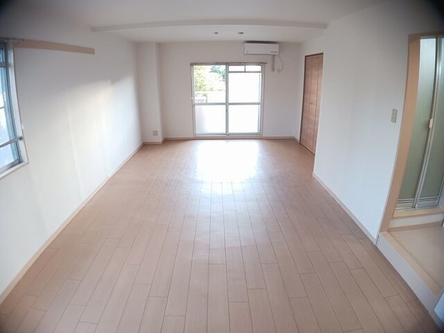 物件内観写真2　(おしゃれな居間です)