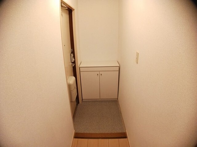 物件内観写真11　(ゆったりとした玄関です)