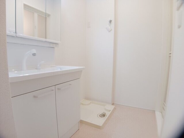 物件内観写真5　(広い洗面スペース)