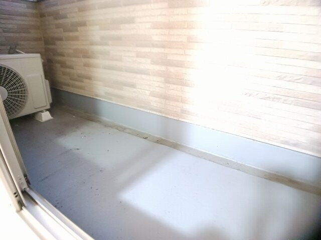 物件内観写真13　(暖かな日差しのふりそそぐバルコニー)