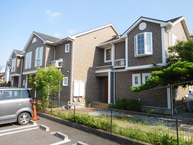 物件外観写真1　(落ち着いた雰囲気の外観です)