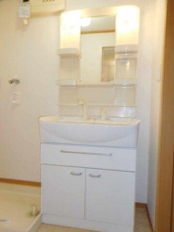 物件内観写真8　(明るい洗面所です)