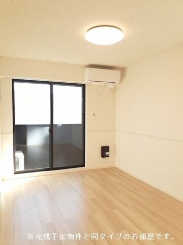 物件内観写真2　(こちらの居間で趣味の時間をお楽しみください)