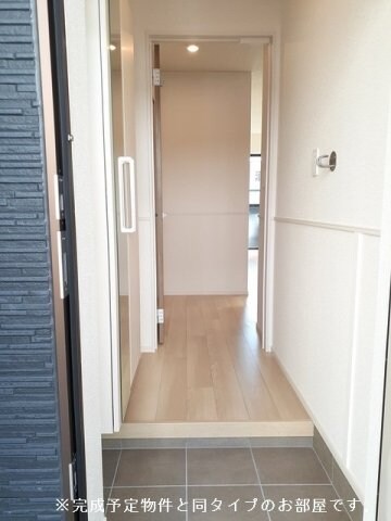 物件内観写真3　(明るい玄関です)
