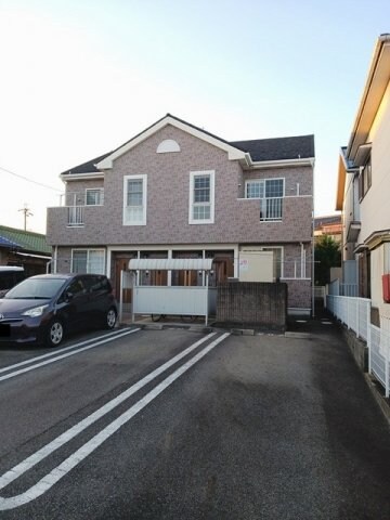 物件外観写真2　(駐車場があるので、車を買う予定の方も安心です)