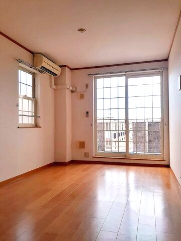 物件内観写真3　(ゆったり過ごせるリビングです)