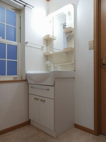 物件内観写真7　(明るい洗面所です)