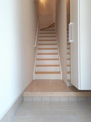 物件内観写真13　(シンプルで使いやすい玄関です)