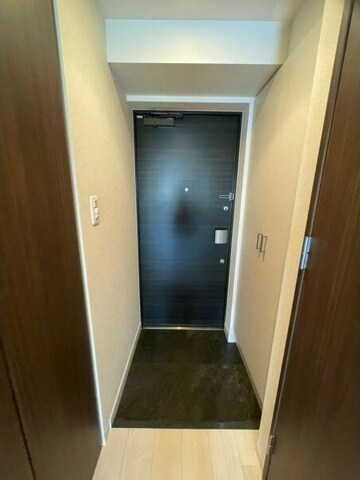 玄関(※写真は同じマンションの違う部屋のものになります。)