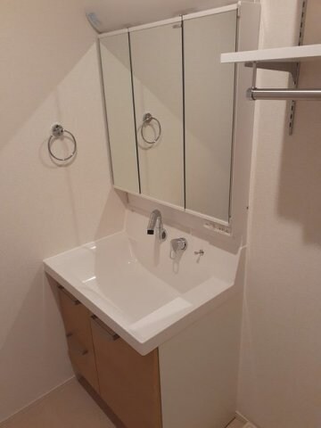 物件内観写真7　(コンパクトで使いやすい洗面所)