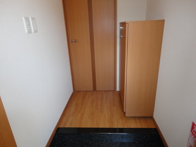 物件内観写真10　(玄関)