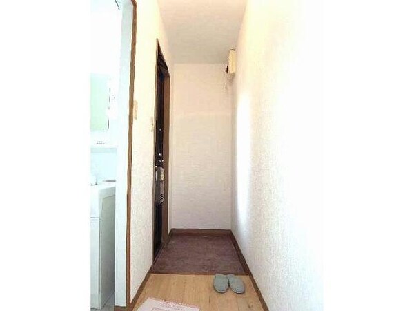 玄関(室内写真は別部屋の写真です。)