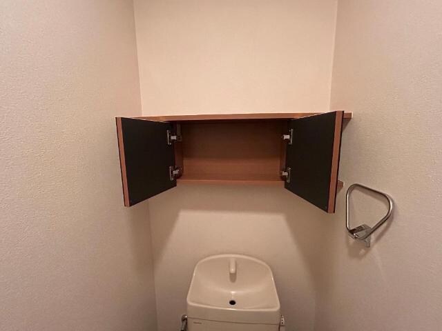 物件内観写真15　(トイレ収納)