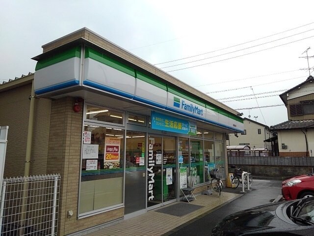 物件外観写真5　(ファミリーマートまで220m)