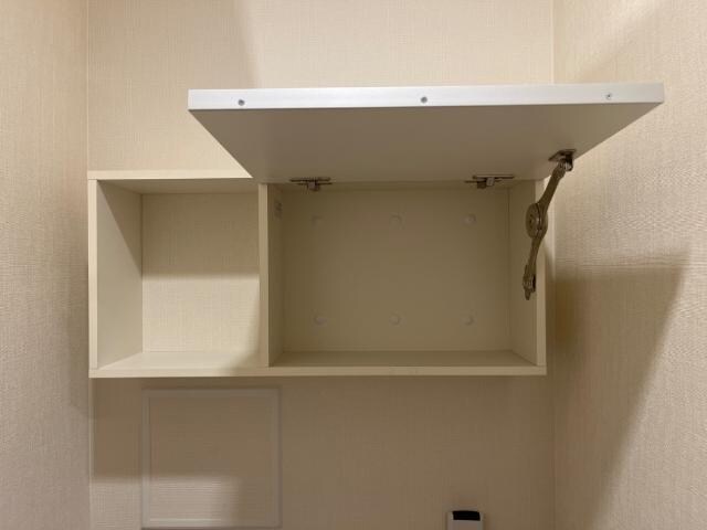 物件内観写真20　(トイレ上段収納)