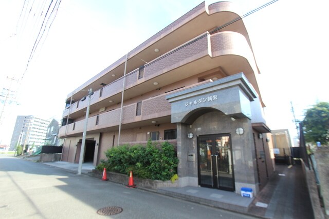 物件外観写真1　(6月末外壁改修工事完工予定です。)