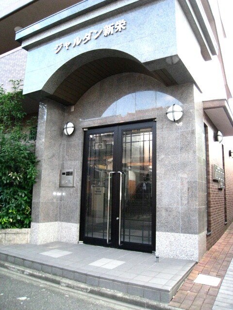 物件外観写真2　(おしゃれなエントランスです。)