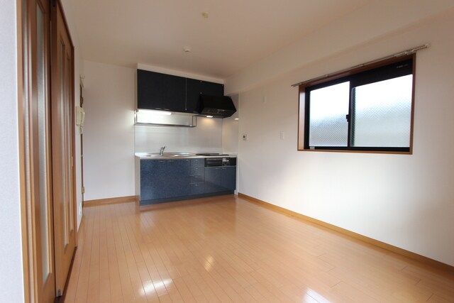 物件内観写真5　(ＤＫ8帖、床フローリング新品です。)