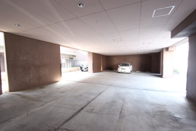 物件外観写真3　(1Ｆの屋内駐車場です。)
