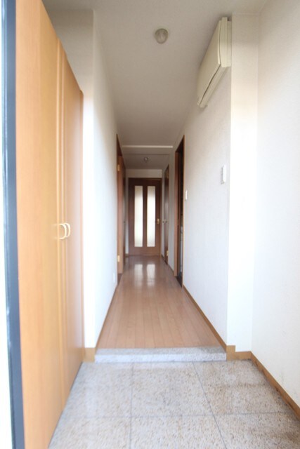 物件内観写真15　(玄関床大理石でおしゃれ)