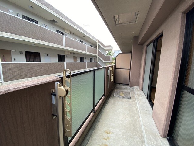 物件内観写真17　(広々南側のバルコニー)