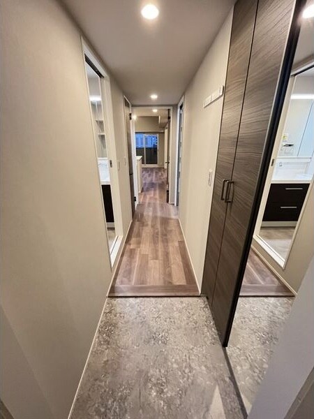 玄関(※写真は同じマンションの違う部屋のものになります。)