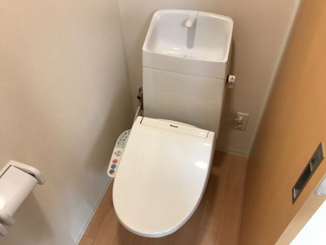 物件内観写真9　(シャワー付トイレ)