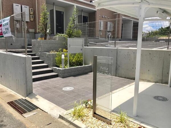 エントランス(外観写真（昼）)