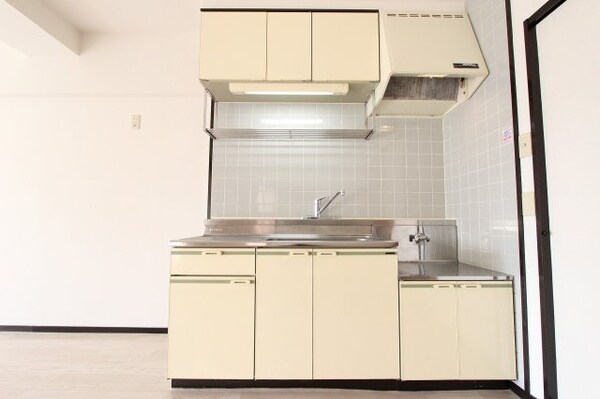 キッチン(※別部屋のお写真で、現況優先と致します。)