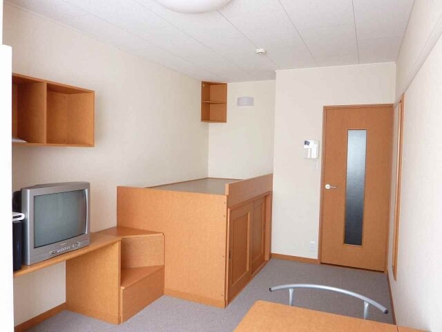 物件内観写真4　(1Fはフローリング、２Ｆはジュータンです♪)