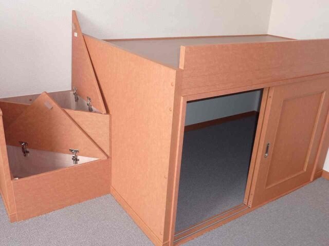 物件内観写真5　(ベッド下は大きな収納スペースになってます♪)