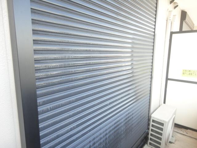 物件内観写真23　(窓シャッター)