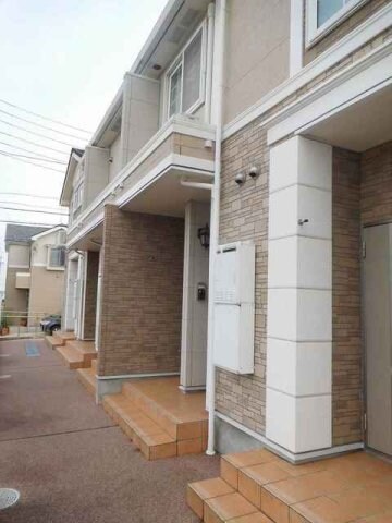 物件外観写真2　(ゆとりのあるエントランスです)