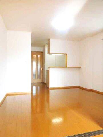 物件内観写真4　(こちらの居間で趣味の時間をお楽しみください)