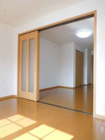 物件内観写真5　(明るい色調の室内です)