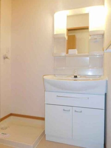 物件内観写真7　(ゆったりとスペースのある洗面所)