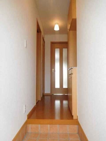 物件内観写真8　(ゆったりとした玄関です)