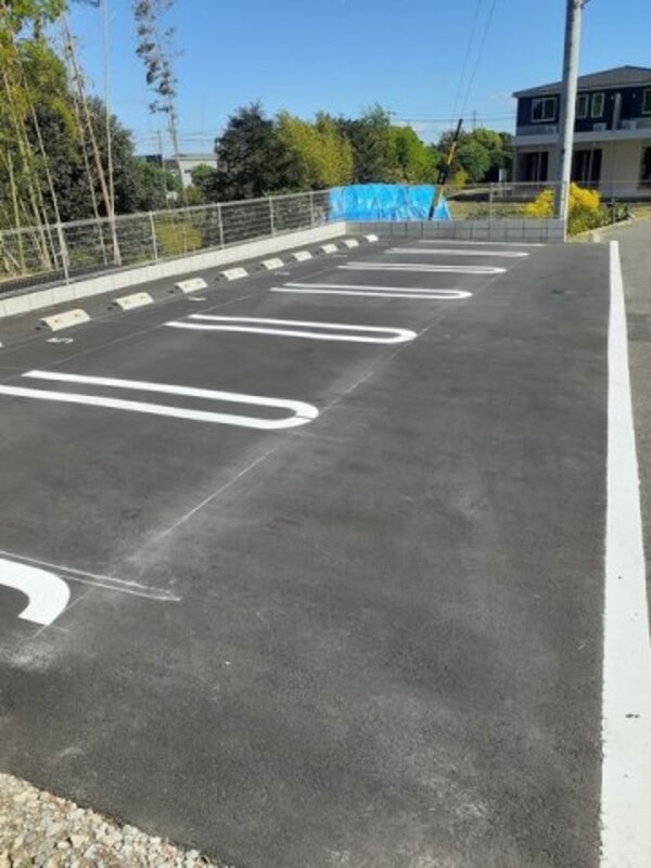 駐車場(駐車場があるので、車を買う予定の方も安心です)