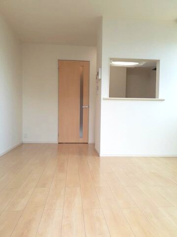 物件内観写真3　(こちらの居間で趣味の時間をお楽しみください)