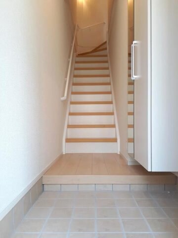 物件内観写真4　(落ち着いた玄関です)