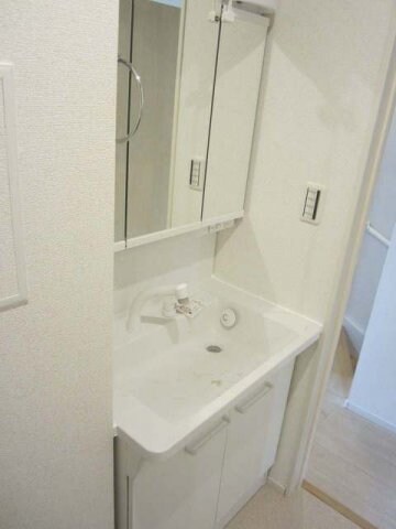 物件内観写真8　(明るい洗面所です)