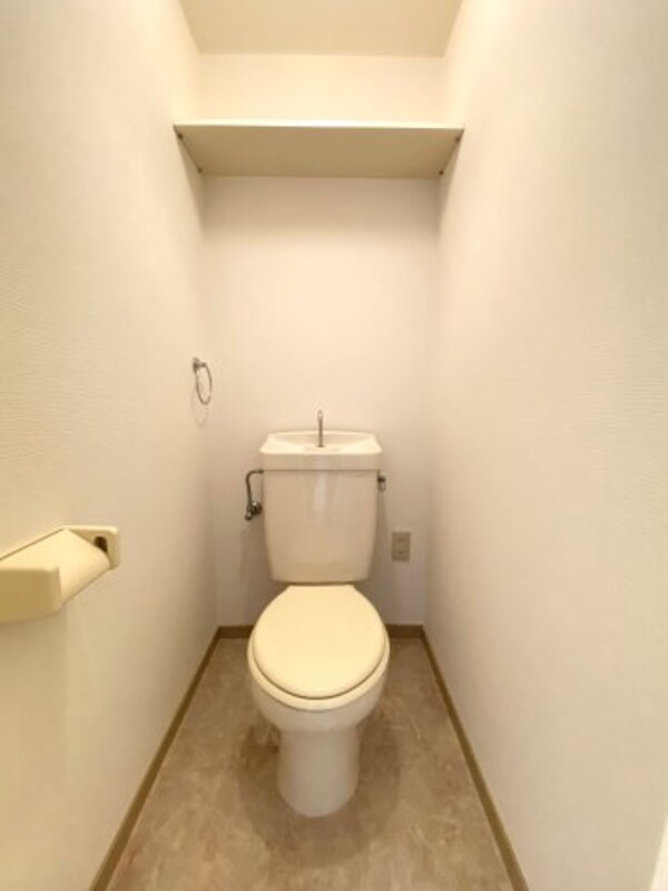 トイレ(同物件の別部屋の写真です。)