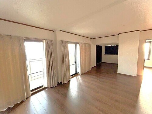 物件内観写真3　(リビングダイニング(カーテンは撤去します))