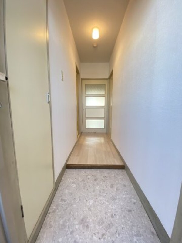 玄関(※お写真は別部屋の参考写真で左右反転しております。)