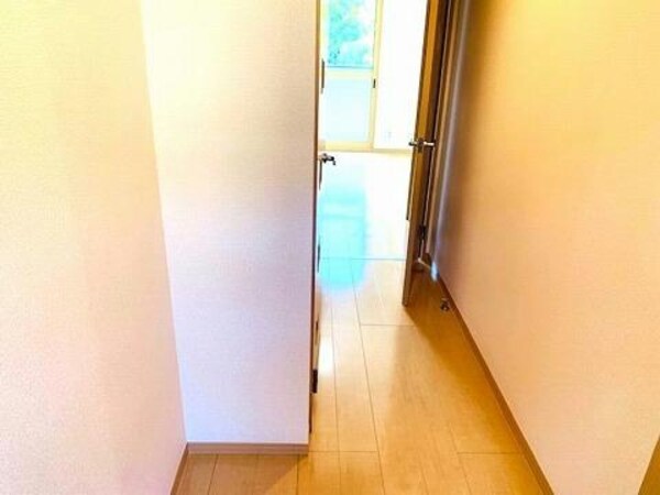 玄関(室内写真は別部屋の写真です。)