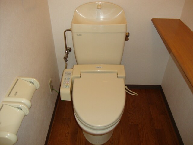 物件内観写真8　(シャワー付トイレ)